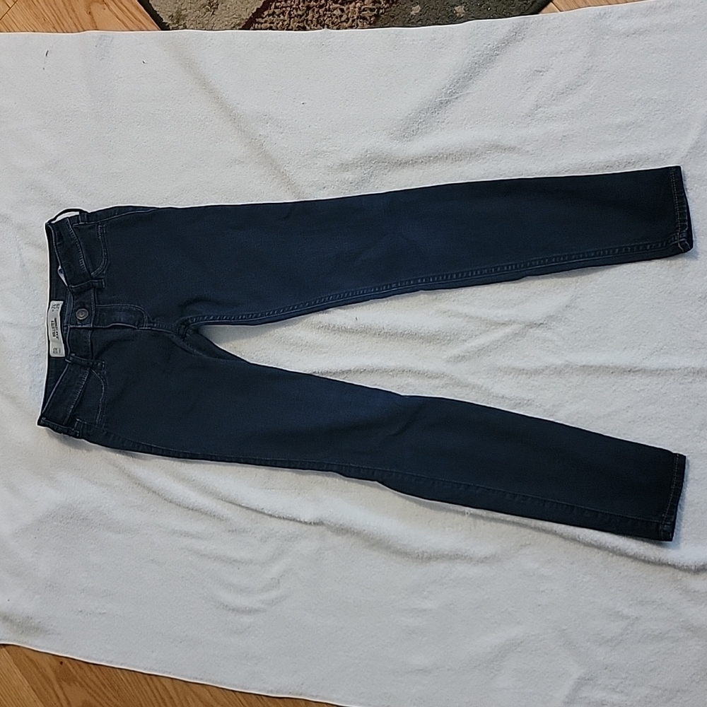 HOLLISTER JEANS LEGGING PRE-OWNED. SIZE 0R WASTE24 LENTH29